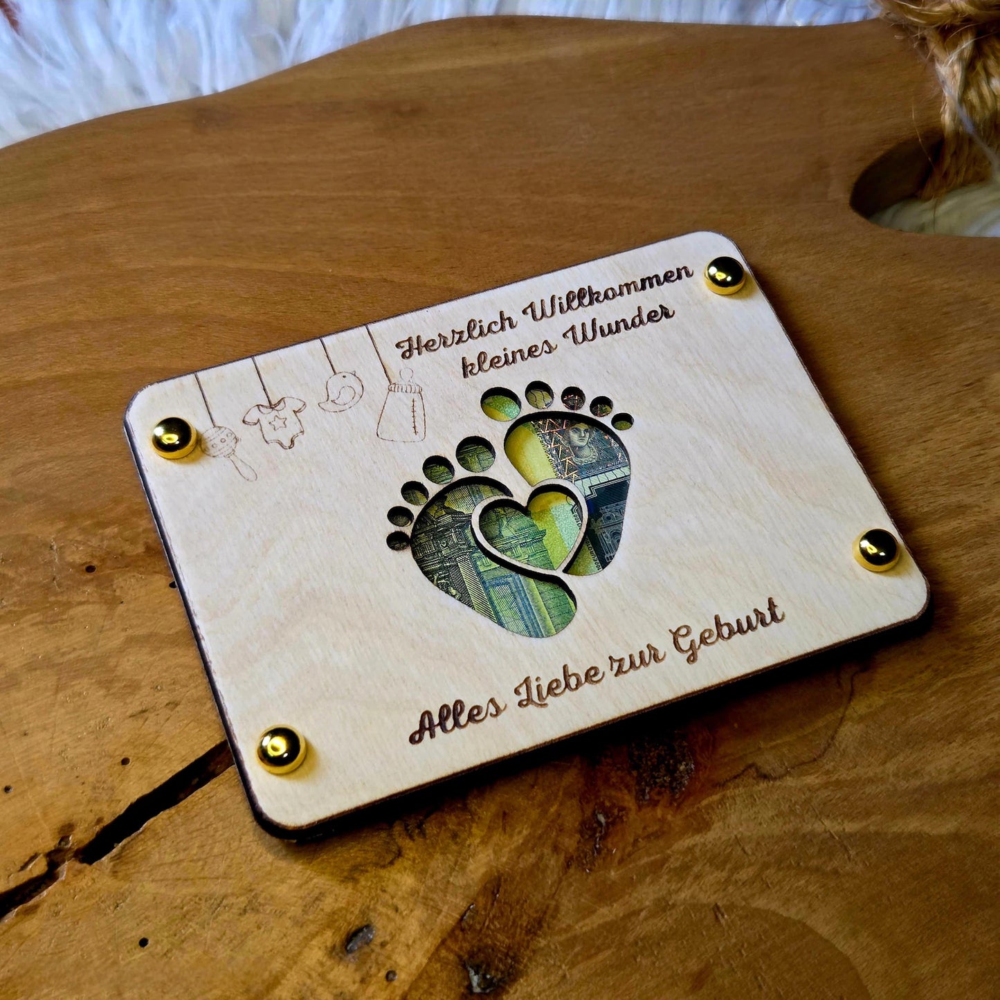 Personalisiertes Geldgeschenk zur Geburt – Holzkarte mit Gravur & Namen – Baby Geschenk mit Geldfach