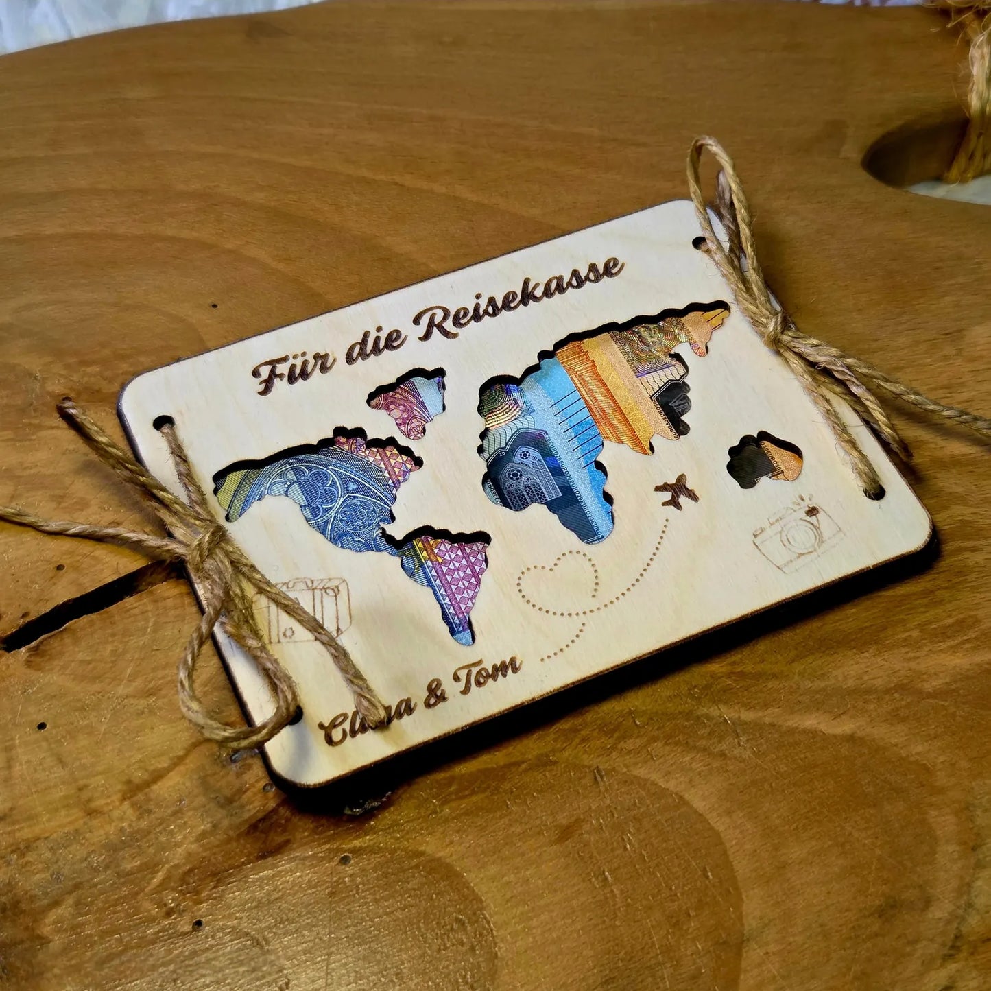 Geldgeschenk Reisekasse personalisiert – Holzkarte mit Gravur & Namen – kreatives Reise Geschenk