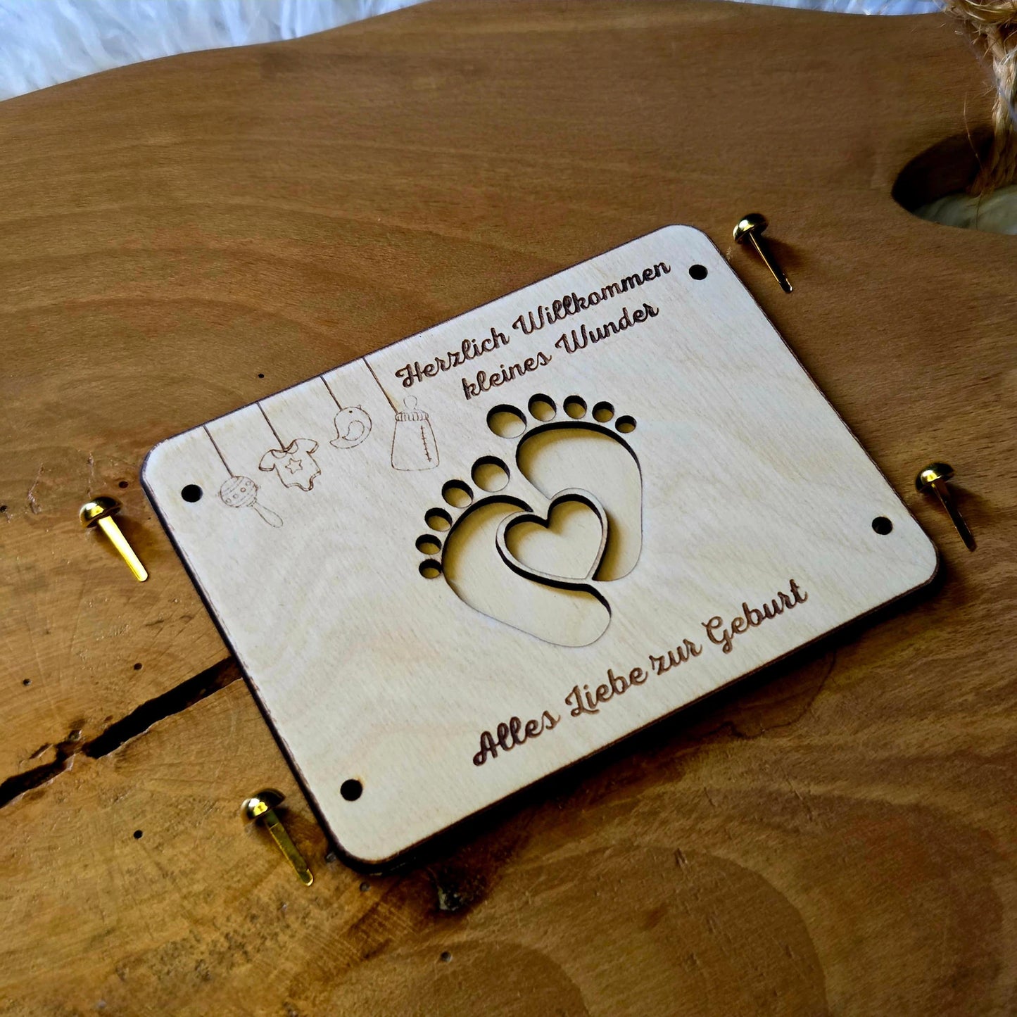 Personalisiertes Geldgeschenk zur Geburt – Holzkarte mit Gravur & Namen – Baby Geschenk mit Geldfach