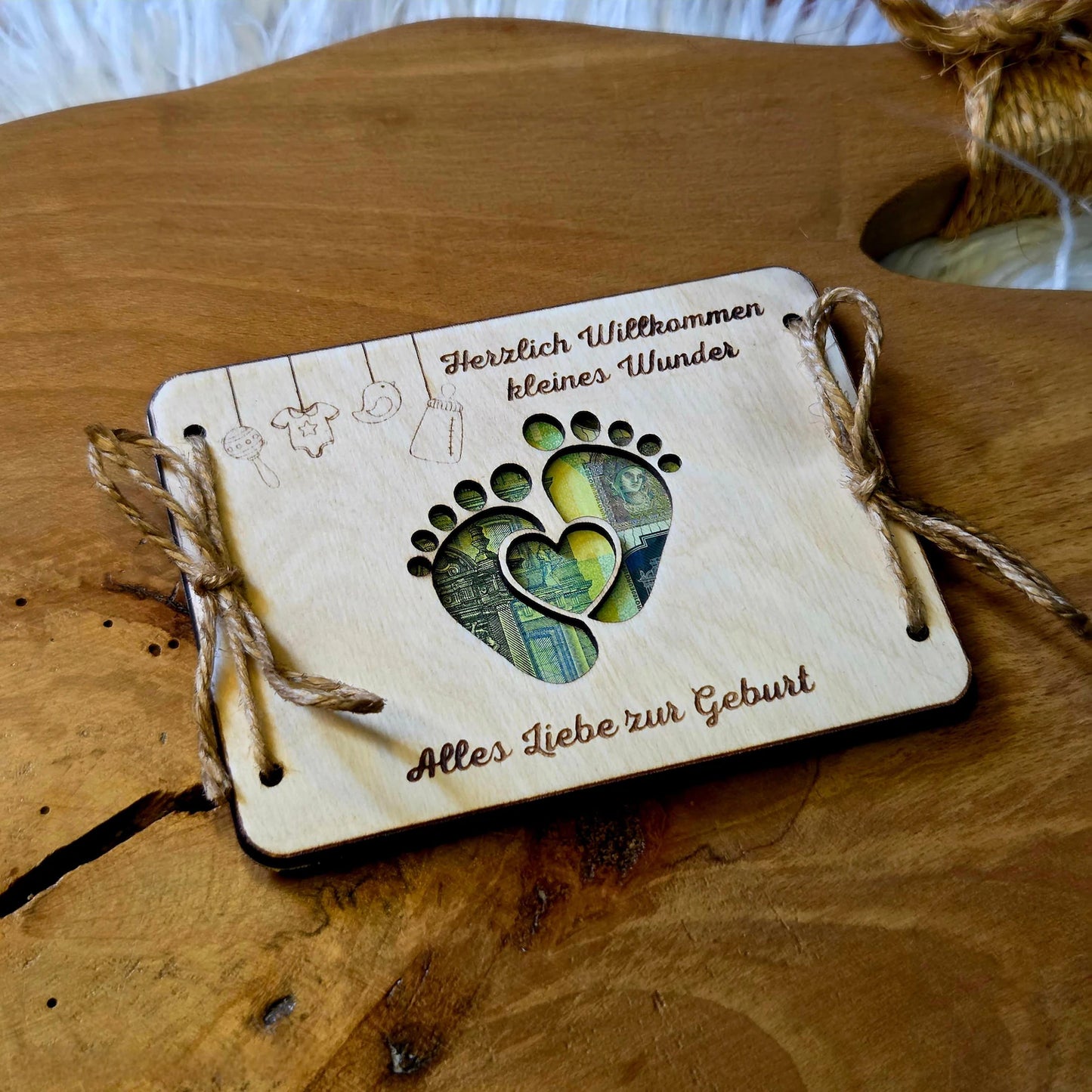 Personalisiertes Geldgeschenk zur Geburt – Holzkarte mit Gravur & Namen – Baby Geschenk mit Geldfach