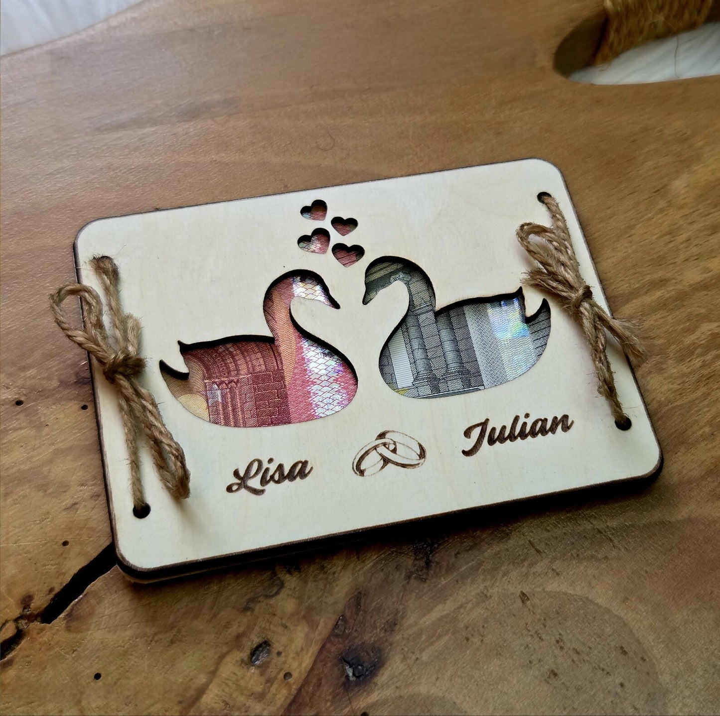 Geldgeschenk Hochzeit personalisiert – Holzkarte mit Namen & Gravur – Geschenk zur Hochzeit / Verlobung