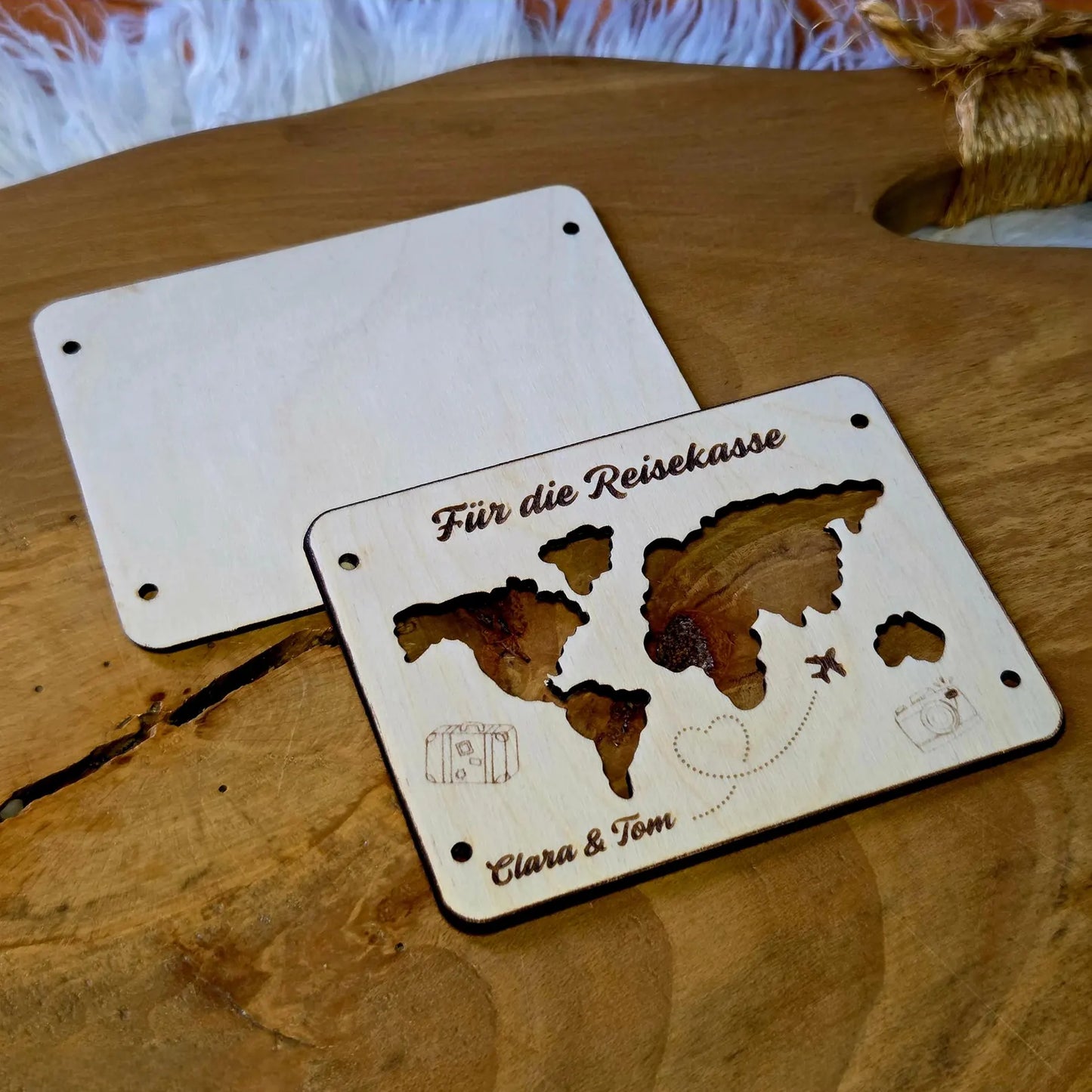 Geldgeschenk Reisekasse personalisiert – Holzkarte mit Gravur & Namen – kreatives Reise Geschenk