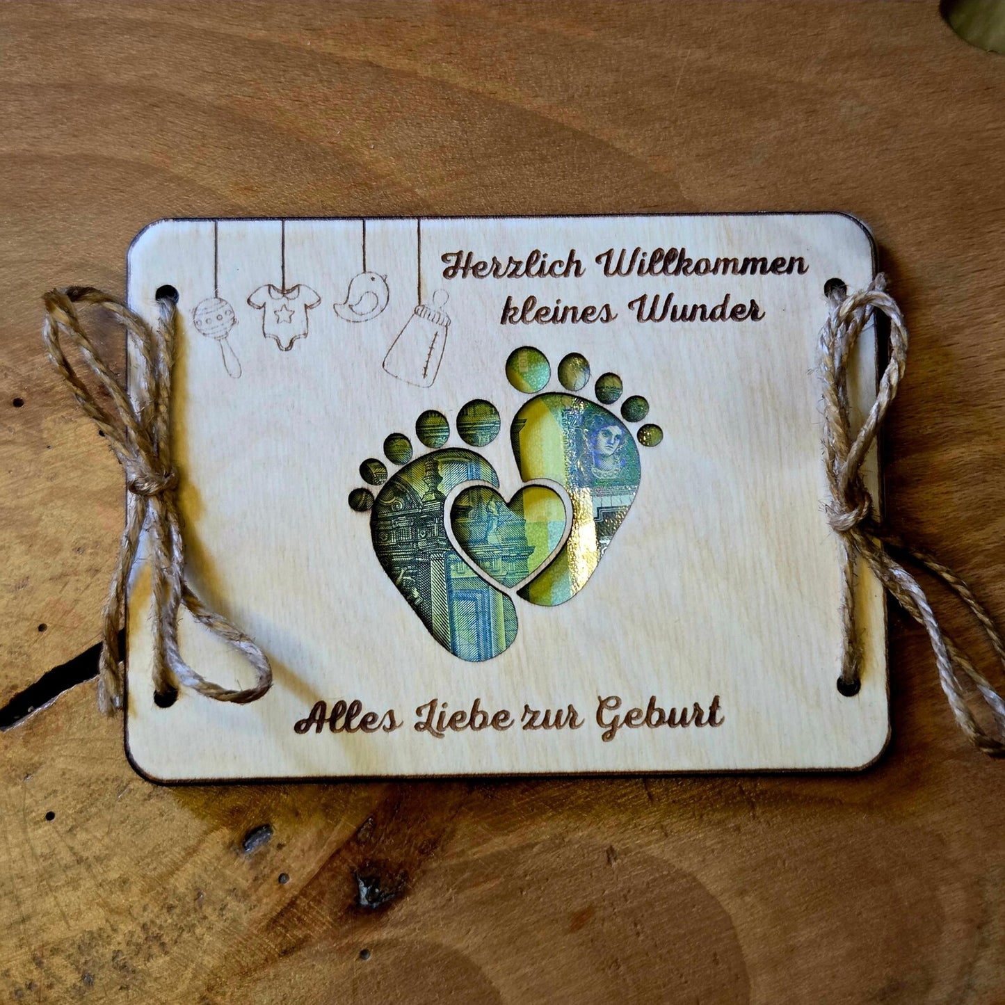 Personalisiertes Geldgeschenk zur Geburt – Holzkarte mit Gravur & Namen – Baby Geschenk mit Geldfach